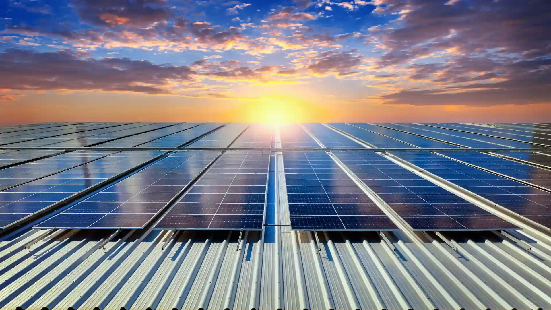 Imagem de uma usina solar flutuante com painéis solares instalados sobre uma estrutura metálica no mar, ao pôr do sol, destacando a energia renovável e sustentável.